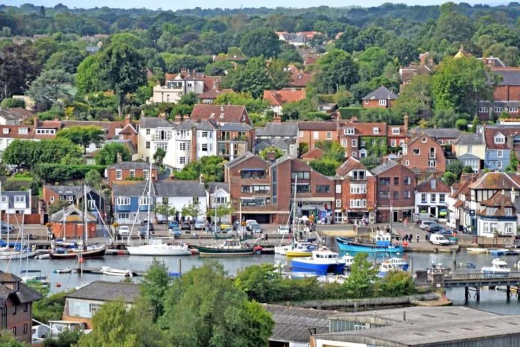Stunning Luxury Apartment In Central Lymington Bagian luar foto