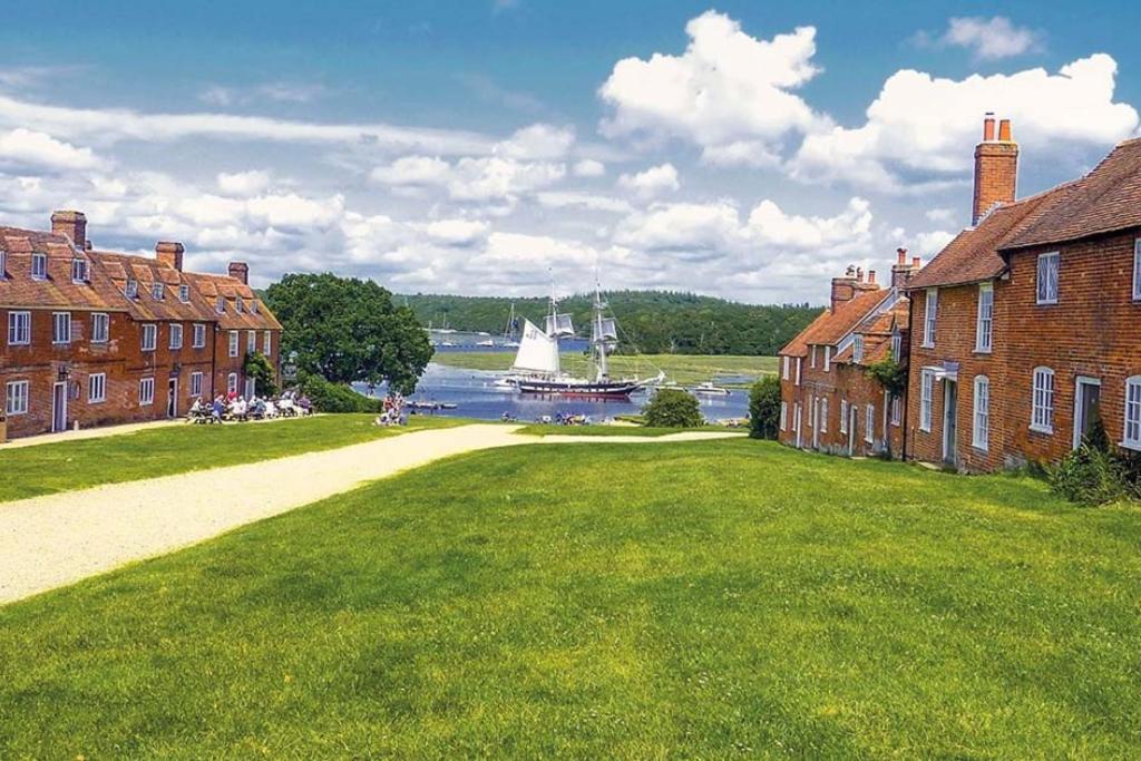 Stunning Luxury Apartment In Central Lymington Bagian luar foto