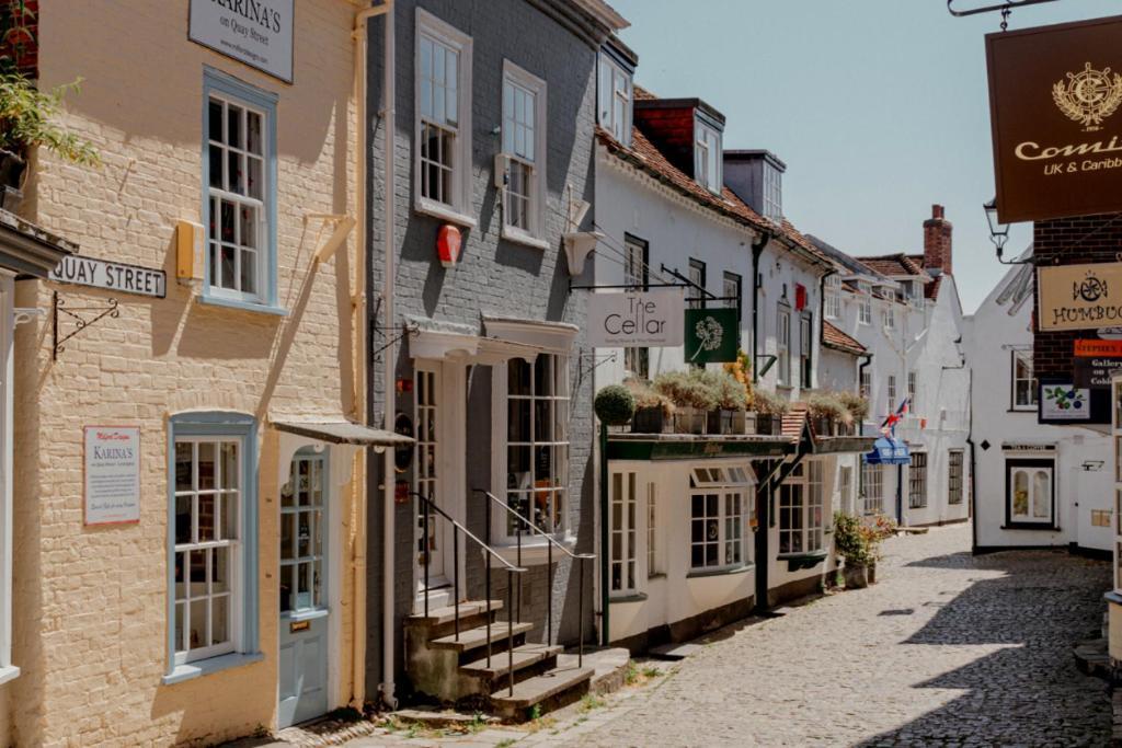 Stunning Luxury Apartment In Central Lymington Bagian luar foto