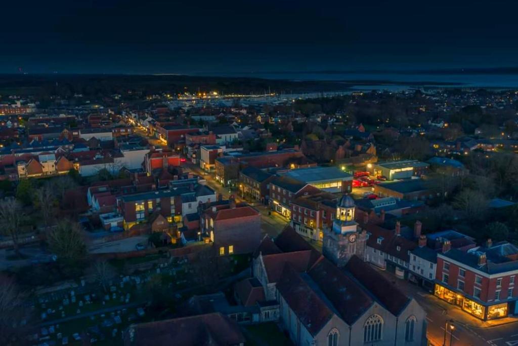 Stunning Luxury Apartment In Central Lymington Bagian luar foto