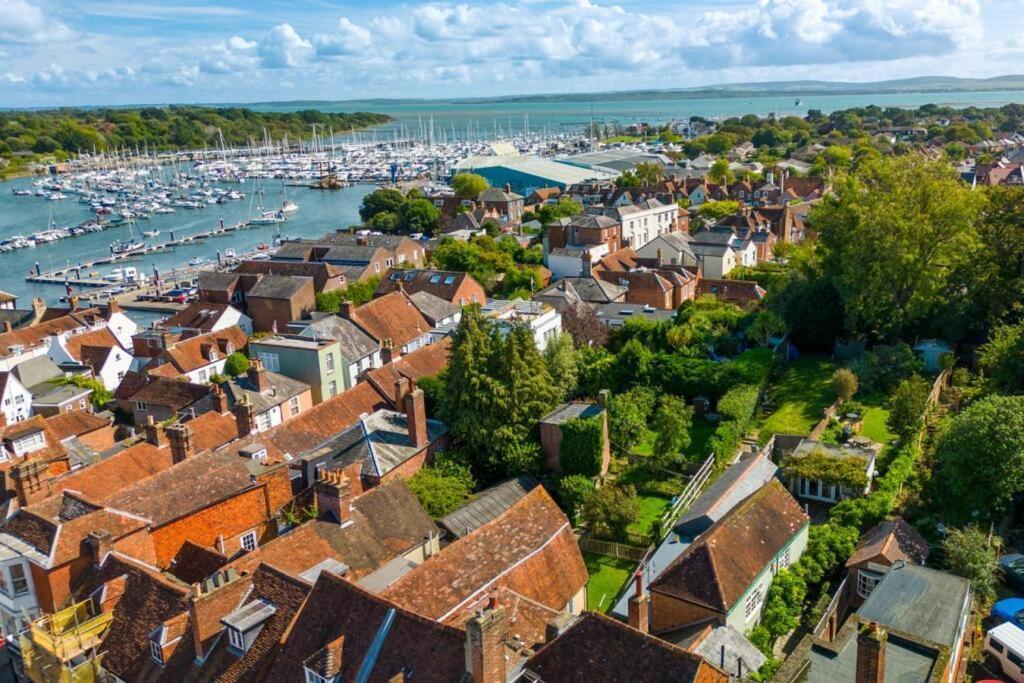 Stunning Luxury Apartment In Central Lymington Bagian luar foto